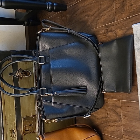 Like new Bass handbags you Get Both - Picture 3 of 12